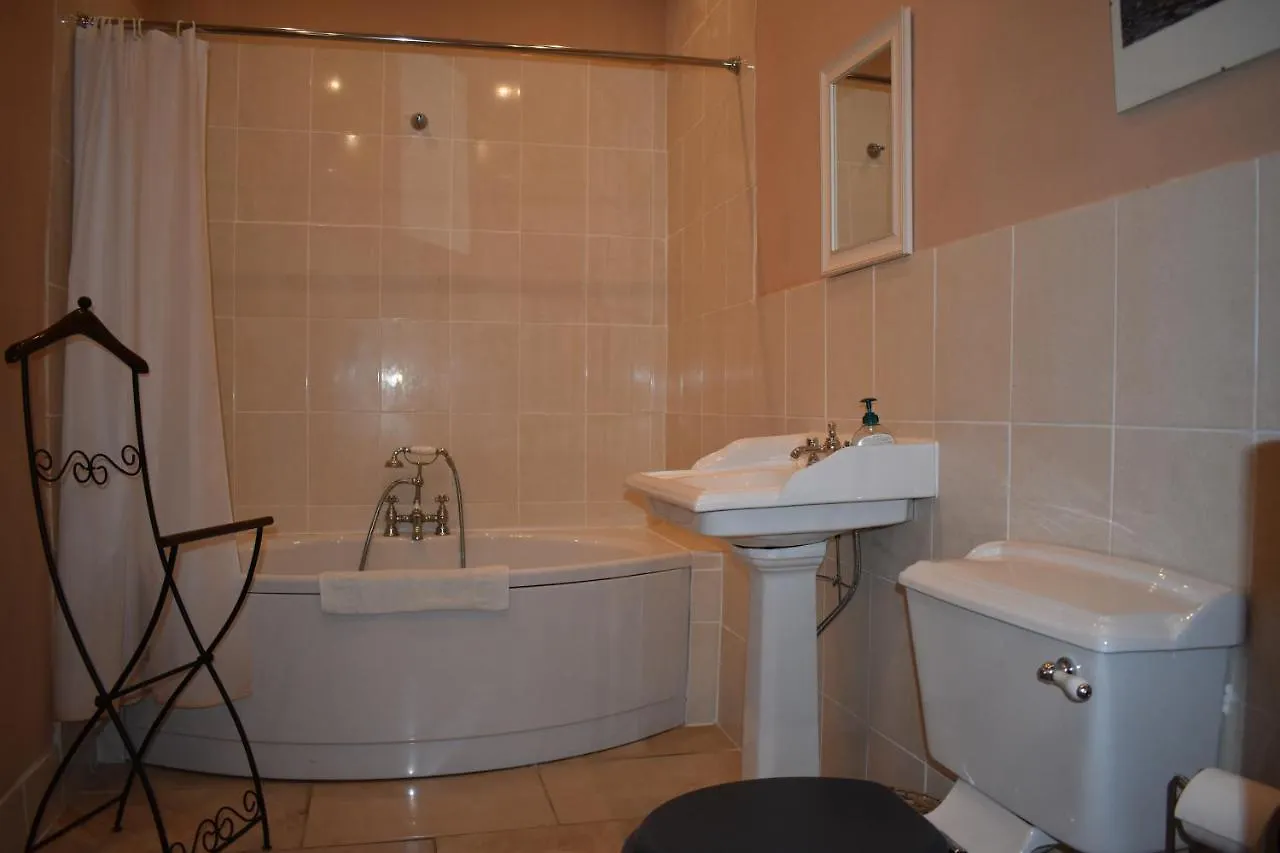 West End Apartment Edinburgh 0*,
